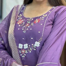 CANIZZARO Women Floral Embroidered Regular Thread Work Chanderi Silk Kurta with Trousers & With Dupatta image 2