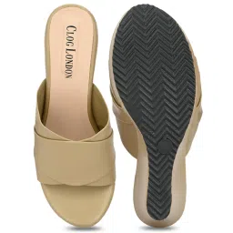 Clog London Women's Beige Casual Wedges image 4