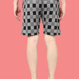 TQH Men Checked fwd Technology Shorts image 4