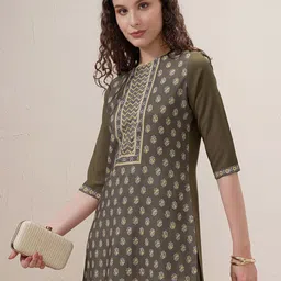 Vishudh Floral Printed Round Neck Straight Kurta image 2