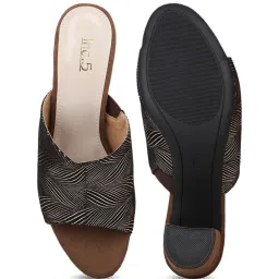 Inc.5 Women's Gold & Black Casual Sandals image 3