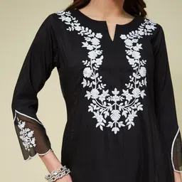 MOKOSH Floral Yoke Design Thread Work Notch Neck Kurta With Trousers & Dupatta image 5