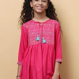 Ishti Designer Girls Geomatric Embroidered Top image 4