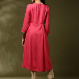 Abhishti Coral Embroidered 3/4th sleeve Kurta image 2