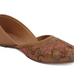 Iconics Women's Brown Ethnic Juttis image 4