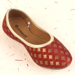 Cute Walk by Babyhug Foil Print Mojaris - Maroon image 3