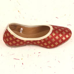 Cute Walk by Babyhug Foil Print Mojaris - Maroon image 4