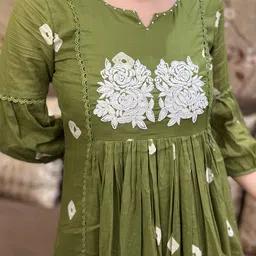 GoSriKi Floral Embroidered Round Neck Three-Quarter Sleeves Kurta & Trouser image 2