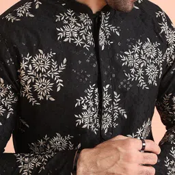 KISAH Men Embroidered Regular Fit Thread Work Kurta image 3