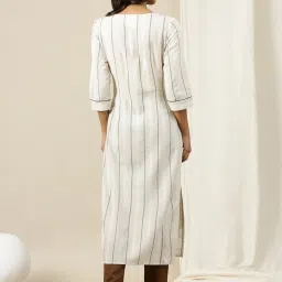 Aurelia Off-White Embroidered Straight Kurta image 2