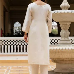 CANIZZARO Women Floral Embroidered Regular Thread Work Chanderi Silk Kurta with Trousers & With Dupatta image 4