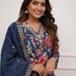 CHANDALIYO Women Floral Printed Silk Kurta with Trousers & Dupatta image 3