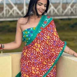 Saree Mall Red & Green Cotton Printed Saree With Unstitched Blouse image 3