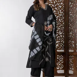 GHUMMAN SONAKSHI Women Embroidered Pure Cotton Straight Kurta with Trouser & Dupatta image 3