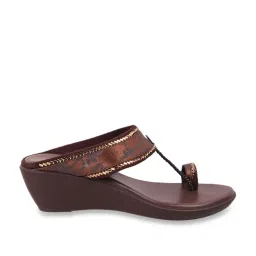Mochi Women's Brown Toe Ring Wedges image 3
