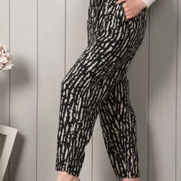 Style Shoes Pack Of 2 Printed & Checked Straight Leg Lounge Pants image 4