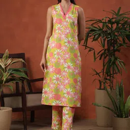 anayna Floral Printed V-Neck Pure Cotton Straight Kurta With Trousers-picture-7