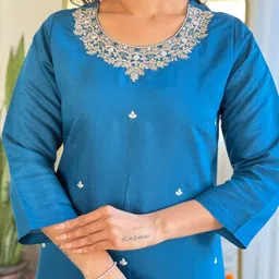 Vaidehi Fashion Women Ethnic Motifs Regular Thread Work Kurta with Trousers & Dupatta image 4