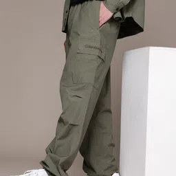 Calvin Klein Jeans Men Solid Pure Cotton Mid-Rise Cargos-picture-40