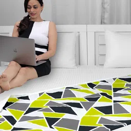 Divine Casa Emeraled 100% Cotton 120 GSM Reversible Triangle Geometric Printed Single Bed AC Dohar Blanket For Mild Winter_Jolly Green image 2
