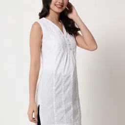 PARAMOUNT CHIKAN White Cotton Hand Embroidered Chikankari Straight Kurti image 4