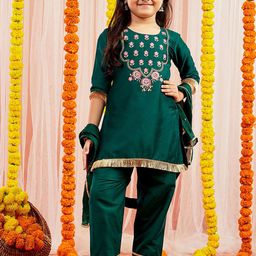 VASTRAMAY Girls Floral Embroidered Thread Work Kurta With Trousers & Dupatta-picture-5