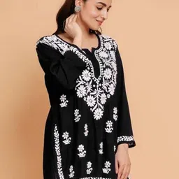 Sidhidata Floral Embroidered Kurti image 4