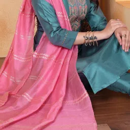 AVNISA ENTERPRISE Floral Yoke Design Thread Work Straight Kurta With Trousers & Dupatta image 2