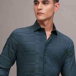 HIGHLANDER Men Cutaway Collar Checked Cotton Slim Fit Casual Shirt-picture-33