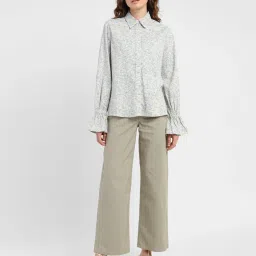 levi's Women's Solid Spread Collar Shirt image 5