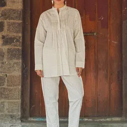 Chidiyaa Women Cotton Safed Lambs Whim Ivory Block Printed Top-image-5