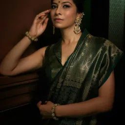 Vardha Dark Green Woven Saree With Unstitched Blouse image 5