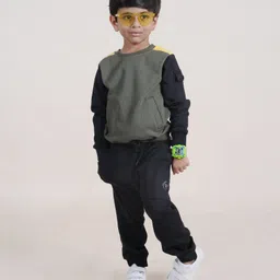 Kiddopanti Fleece Full Sleeves Pocket Detailed Cut & Sew Sweatshirt With Solid Joggers Set - Black & Grey-picture-20