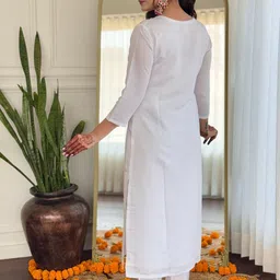 CANIZZARO Women Floral Embroidered Regular Thread Work Chanderi Silk Kurta with Trousers & With Dupatta image 4