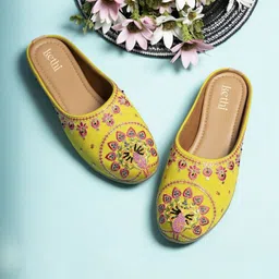 Kethi Fashion Women Embellished Ethnic Mojaris Flats-image-15