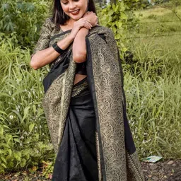 Shriyangan Paisley Woven Design Zari Kanjeevaram Saree with Unstitched Blouse Piece image 4