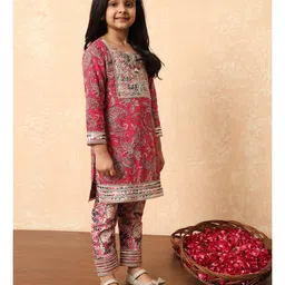 READIPRINT Three Fourth Sleeves Floral Printed Lace Embellished Kurta & Pant - Pink image 4