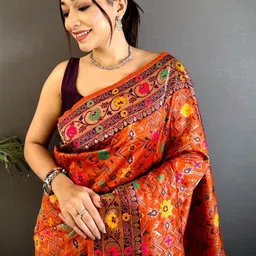 HEER FASHION Ethnic Motifs Zari Silk Blend Handloom Patola Saree image 4