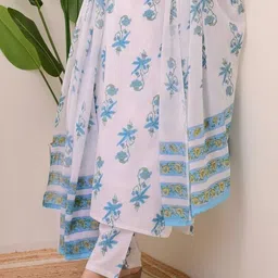 Snofi Creation Women Floral Printed Regular Thread Work Kurta with Trousers & With Dupatta image 2