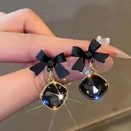 ONUYX Studs Earrings image 4