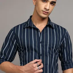 HIGHLANDER Men Cutaway Collar Vertical Striped Cotton Casual Shirt-image-24