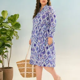 sassafras curve SASSAFRAS Women Abstract Printed Mandarin Collar Midi Warp Dress image 5