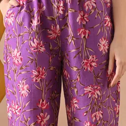 KKOUTFITS Women Floral Printed Regular Pure Cotton Kurta with Trousers image 4