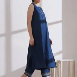 Swtantra Women Embroidered Regular Kurta with Trousers image 5