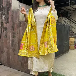 Storebrite Floral Embroidered Sequinned Chanderi Silk Kurta With Trousers & Dupatta image 4