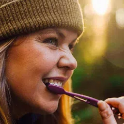 Jordan Set Of 2 Ultralite Whitening Medium Bristles Toothbrush image 2