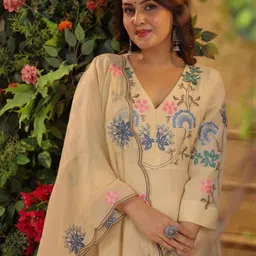 FAST FASHIONS Women Floral Embroidered Panelled Thread Work Kurta with Trousers & With Dupatta image 4