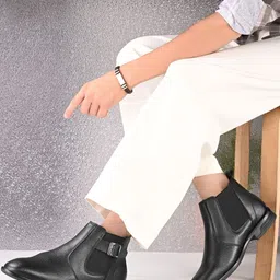 Roadster Men Black Solid Elasticated Side Panel Chelsea Boots image 3