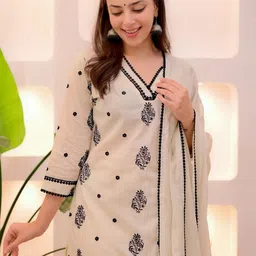 ZAIERRA Floral Embroidered V-Neck Sequinned Kurta With Trousers & Dupatta image 2