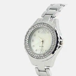 HAUTE SAUCE by Campus Sutra Women Crystalized Round Watch Metallic Silver AW25_HSWC1254 image 4